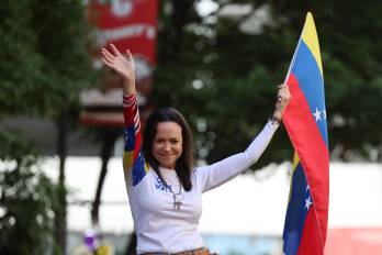 Fotografía de archivo que muestra a la líder opositora María Corina Machado saludando a seguidores durante una manifestación, en Caracas (Venezuela).