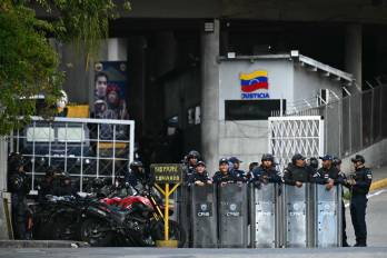 Fuerzas de seguridad vigilan la entrada de El Helicoide —una prisión propiedad del gobierno venezolano, utilizada para presos comunes y políticos del Servicio Bolivariano de Inteligencia Nacional (SEBIN)— en Caracas el 8 de enero de 2026.