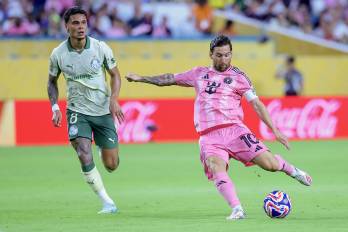 Lionel Messi (izq.) durante el partido frente al Palmeiras.