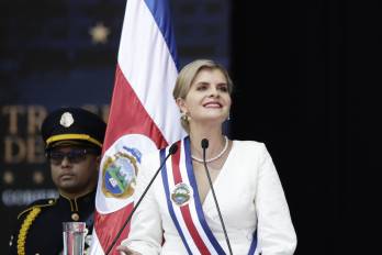La presidenta electa de Costa Rica, Laura Fernández, habla en su ceremonia de investidura para el periodo 2026-2030, este viernes, en el Estadio Nacional de San José (Costa Rica).