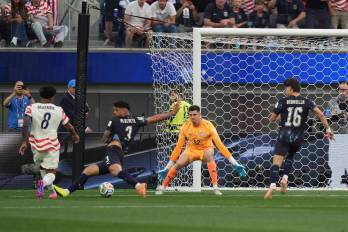 Instantes previos al primer autogol del Mundial, cometido a los 7 minutos por el centrocampista Damián Bobadilla (número 16) al intentar sin suerte un despeje del balón ante un ataque de Estados Unidos en el estadio Los Angeles.