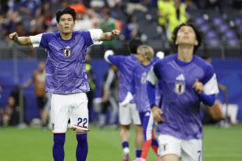 Takehiro Tomiyasu (i) de Japón calienta este domingo, antes de un partido del grupo F del Mundial de la FIFA 2026 entre Países Bajos y Japón en el estadio AT&amp;T en Arlington (Estados Unidos)