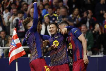 El delantero polaco del FC Barcelona, Robert Lewandowski (der.) celebra su gol junto a sus compañeros.
