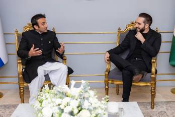 Fotografía cedida que muestra al presidente de El Salvador, Nayib Bukele (d), reunido con el director ejecutivo del Consejo de Criptomonedas de Pakistán (PCC), Bilal Bin Saqib.