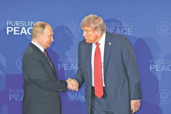 El presidente de Rusia, Vladimir Putin (i), y su homólogo de Estados Unidos, Donald Trump, se saludan al finalizar una declaración conjunta el pasado viernes, en Anchorage (Estados Unidos).