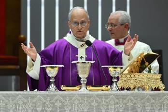 El papa León XIV dirige una misa en el Volkswagen Arena como parte de su viaje apostólico a Turquía y Líbano, en Estambul el 29 de noviembre.