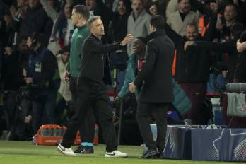 Los entrenadores Luis Enrique (izq.) y Mikel Arteta.