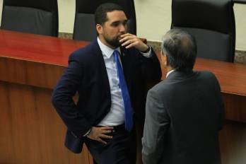 El líder de la bancada Vamos, Roberto Zúñiga, junto al diputado panameñista José Luis “Popi” Varela, en el pleno de la Asamblea Nacional.
