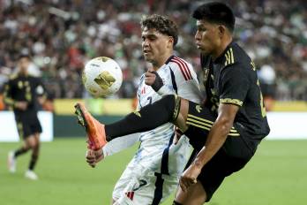 El futbolista mexicano, Jesús Gallardo (der.) y el tico Andy Rojas durante un partido de la Copa Oro 2025.