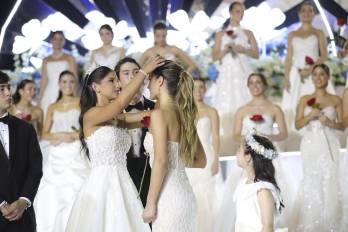 La Srta. Juliette Arias Robles quien resultara reina debutante del 2025 es coronada por la reina debutante de 2024, Srta. Paulina Leignadier Rodríguez.