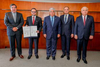 De izq. a der: José Luis Cutrale Jr., dueño de Chiquita; Julio, Moltó, de Comercio e Industria; José Raúl Mulino, presidente de la República, Carlos López Flores, presidente de Chiquita; Roberto Linares, de Desarrollo Agropecuario.