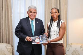 El presidente de la República de Panamá, José Raúl Mulino (izq.) junto con Joselyne Edwards.