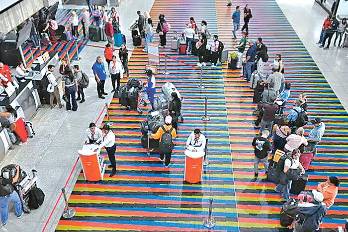 Pasajeros hacen cola en un mostrador del Aeropuerto de Maiquetía, en Caracas (Venezuela).