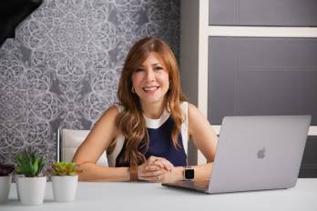 Con más de 25 años de experiencia en diferentes ámbitos como la ejecución estratégica y la gerencia, Maritzel Cruz ha labrado una trayectoria marcada por la conquista de metas y la realización profesional.