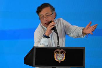 El Gobierno de Gustavo Petro busca avanzar en diálogos de paz mientras organismos judiciales exigen cumplimiento estricto de los requisitos legales.