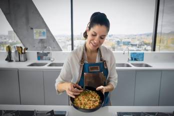 La chef ecuatoriana Carolina Sánchez, ganadora de una estrella Michelin y colaboradora de WFP, compartió que una buena alimentación es clave para el desarrollo de la infancia y el futuro de las sociedades.