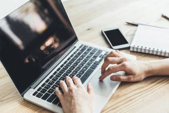 Separar la vida personal de los equipos de oficina es una medida de protección mutua que blinda a la empresa contra ataques y protege al empleado de amenazas.