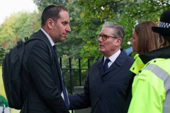 El primer ministro británico, Keir Starmer, y su esposa, Victoria, conversan con un miembro de la comunidad judía local durante su visita al lugar de los hechos.