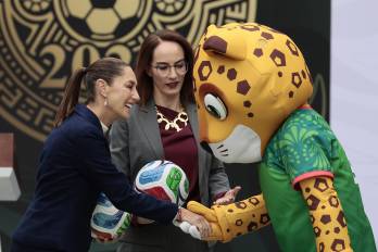 La presidenta de México Claudia Sheibaum (izq.) saluda al jaguar Zayu, mascota de México para la Copa Mundial de la FIFA 2026.