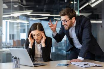 Percepción del liderazgo: 30% lo considera regular y 19% malo, con reclamos por estilos autoritarios y escaso apoyo a los equipos.
