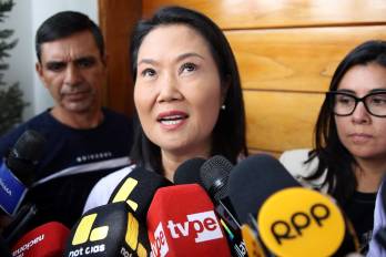 La candidata derechista a la Presidencia de Perú, Keiko Fujimori, habla a la prensa en Lima (Perú).