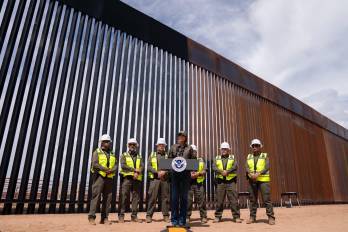 La secretaria de Seguridad Nacional, Kristi Noem, publicó un carrusel de fotos desde sus redes sociales frente al muro fronterizo.