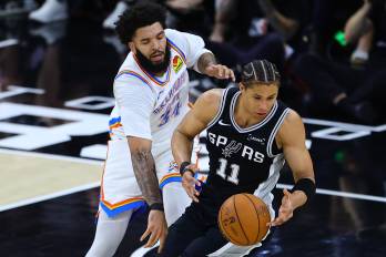 Carter Bryant (der.), de Spurs, disputa un balón con Kenrich Williams, de Thunder.
