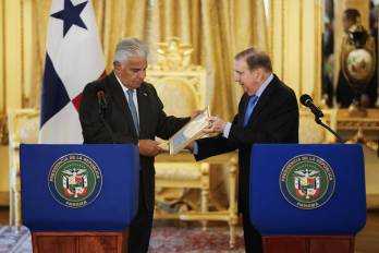 El presidente de Panamá, José Raúl Mulino (i) y el líder opositor venezolano Edmundo González Urrutia.