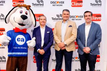 Alexander Acosta, vicepresidente ejecutivo y gerente general de Telered; Andrés Farrugia G., gerente general de Caja de Ahorros; Alejandro Orestano, vicepresidente de Mercados Internacionales de Discover