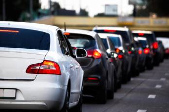 La Resolución No. OAL-51 del 29 de julio de 2025 reconoce el formato digital como válido para presentarlo ante las autoridades competentes, mientras que el Decreto Ejecutivo No. 640 de 2006 mantiene la obligación de portar la licencia de conducir física.
