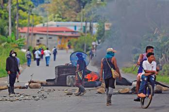 Bloqueo de una vía durante una protesta este lunes en Almirante, provincia de Bocas del Toro.