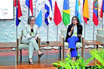 Lorena Rivera León (a la derecha) señaló que el problema no radica únicamente en la inversión, sino en la capacidad de los ecosistemas para transformar el conocimiento en productos, empresas, tecnologías y soluciones con impacto económico y social.