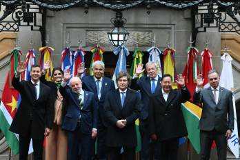 (De izquierda a derecha, atrás) la vicepresidenta de Ecuador, María José Pinto; el presidente de Panamá, José Raúl Mulino; y el ministro de Relaciones Exteriores de Chile, Alberto van Klaveren; (de izquierda a derecha, adelante) el presidente de Paraguay, Santiago Peña; el presidente de Brasil, Luiz Inácio Lula da Silva; el presidente de Argentina, Javier Milei; el presidente de Bolivia, Luis Arce Catacora; y el presidente de Uruguay, Yamandú Orsi, saludan mientras posan para la fotografía oficial durante la 66.ª Cumbre de Jefes de Estado del Mercosur y Estados Asociados, celebrada en el Palacio San Martín, en Buenos Aires, el 3 de julio de 2025.