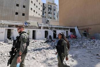 Tropas israelíes caminan entre los escombros frente al Hospital Soroka, en la ciudad sureña de Beersheba, tras el impacto de un misil lanzado desde Irán el 19 de junio de 2025.