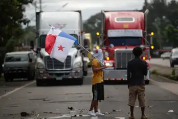 Manifestantes bloquean la vía Panamericana durante una protesta en contra del contrato entre el Estado y Minera Panamá, en Santiago de Veraguas (Panamá).