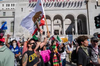Manifestantes marchan por el centro de Los Ángeles mientras continúan las protestas tras el inicio de una serie de redadas migratorias el viernes 13 de junio de 2025 en Los Ángeles, California.