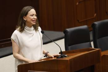 Fotografía de archivo que muestra a la líder opositora venezolana y premio Nobel de la Paz, María Corina Machado, hablando en la Asamblea Nacional de Panamá.