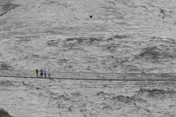 Más de 700 personas han perdido la vida y cientos siguen desaparecidas en el norte de Nepal después de que un desprendimiento glaciar y una avalancha provocaran inundaciones repentinas y deslizamientos de tierra a lo largo de los valles de los ríos Bhotekoshi y Trishuli.