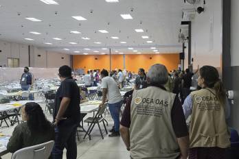 Fotografía cedida por el Consejo Nacional Electoral (CNE) que muestra a personas durante el escrutinio especial este jueves, en Tegucigalpa (Honduras).