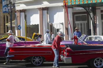 Taxistas esperan clientes en una calle, en La Habana (Cuba), en una fotografía de archivo.