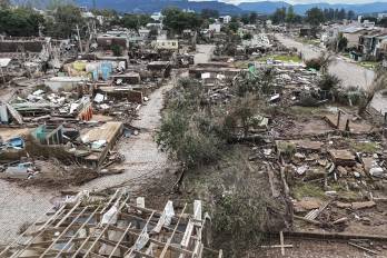 Fotografía aérea que muestra casas destruidas tras las inundaciones en Brasil.