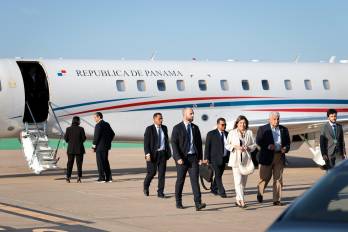 La pareja presidencial de Panamá a su llegada en Panamá.