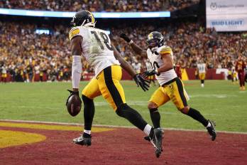 Mike Williams (izq.) y Jaylen Warren de los Pittsburgh Steelers.