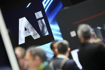 Imagen de archivo de un cartel anunciando inteligencia artificial en una feria tecnológica.