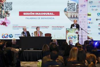 El director del periódico El Tiempo de Colombia, Andrés Mompotes (d), habla durante la inauguración de la 82ª Asamblea General de la Sociedad Interamericana de Prensa (SIP) en Bogotá (Colombia).