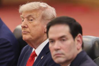El presidente de Estados Unidos, Donald Trump (D), sentado junto a su secretario de Estado, Marco Rubio (I), en Pekín, China.