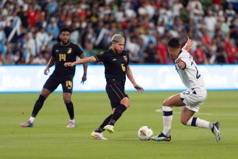 Cristian Martínez domina el balón ante un defensor del equipo de Guatemala.
