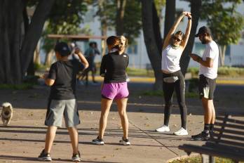 Personas realizan actividades al aire libre este domingo, en la ciudad de Guadalajara en Jalisco (México).