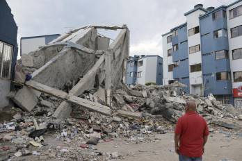 Un hombre observa edificaciones afectadas por el terremoto de magnitud 7,4 en Pereira (Colombia).