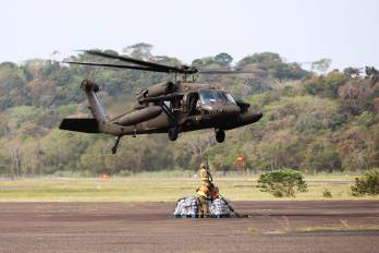 Avión de Estados Unidos en medio del traslado de alimentos en Panamá.